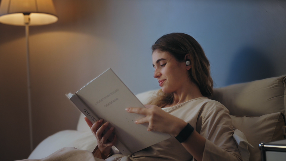 Frau mit Zeno One beim Lesen und Entspannen